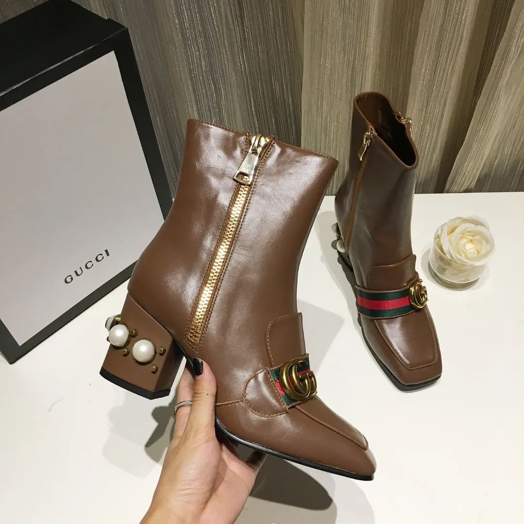 👟👟Ex-factory price 540👟👟 Classic version of GUCCI [Lightning] [Lightning] The latest autumn and winter new style 7-inch short boots [Love] The must-sell model in the picture above [Love] The original shoe last effect is great [Strong] The heel is also the original shoe 1:1 big pearl that fits the heel 100% 👻 Not the cheap small pearl on the market 🎉 The imported fabric is full-grain cowhide 🎁The texture is very beautiful💝Pay special attention to the fact that the inner pads are all imported sheepskin. The heel height is 7 cm. 35--40 in full package.